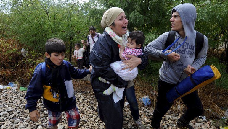 Una familia intenta llegar a Macedonia después de cruzar la frontera griega