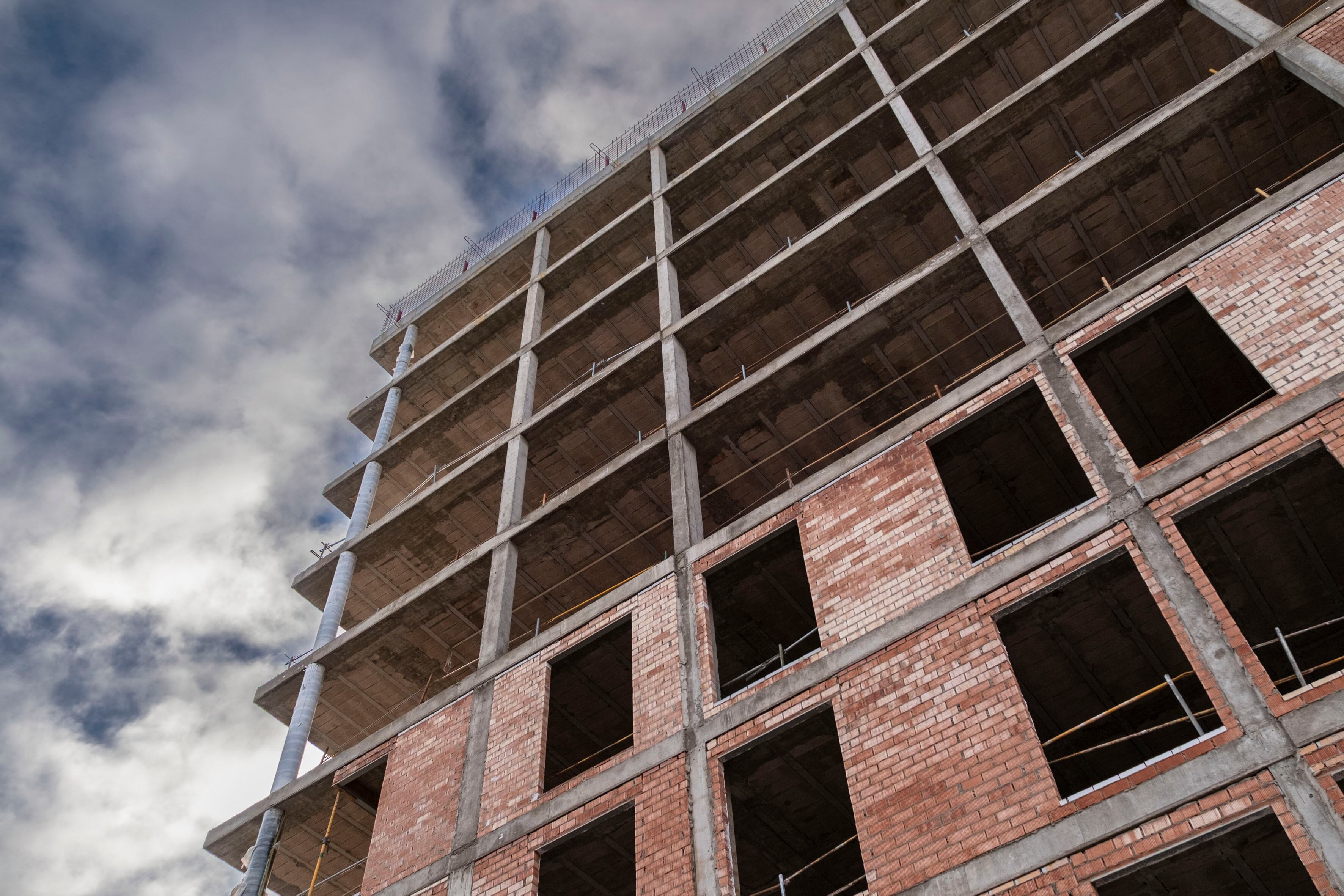LOGROÑO, 10/01/2026.-La Policía Nacional investiga la muerte de dos jóvenes cuyos cuerpos, sin signos de violencia, han sido encontrados este sábado en la zona donde se construye un edificio en Logroño. Se trata de un joven de 20 años y una adolescente de 13, ha detallado este sábado la Jefatura Superior de Policía de La Rioja, en una nota, en la que añade que se ha iniciado la investigación sobre lo ocurrido, "si bien todo apunta a que se precipitaron de forma voluntaria". EFE/ Fernando Diaz