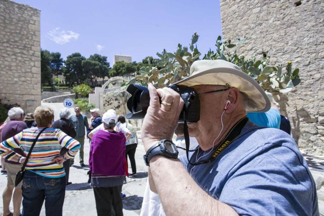 Un grupo de peronas mayores en una visita al castillo de Santa Bárbara de Alicante