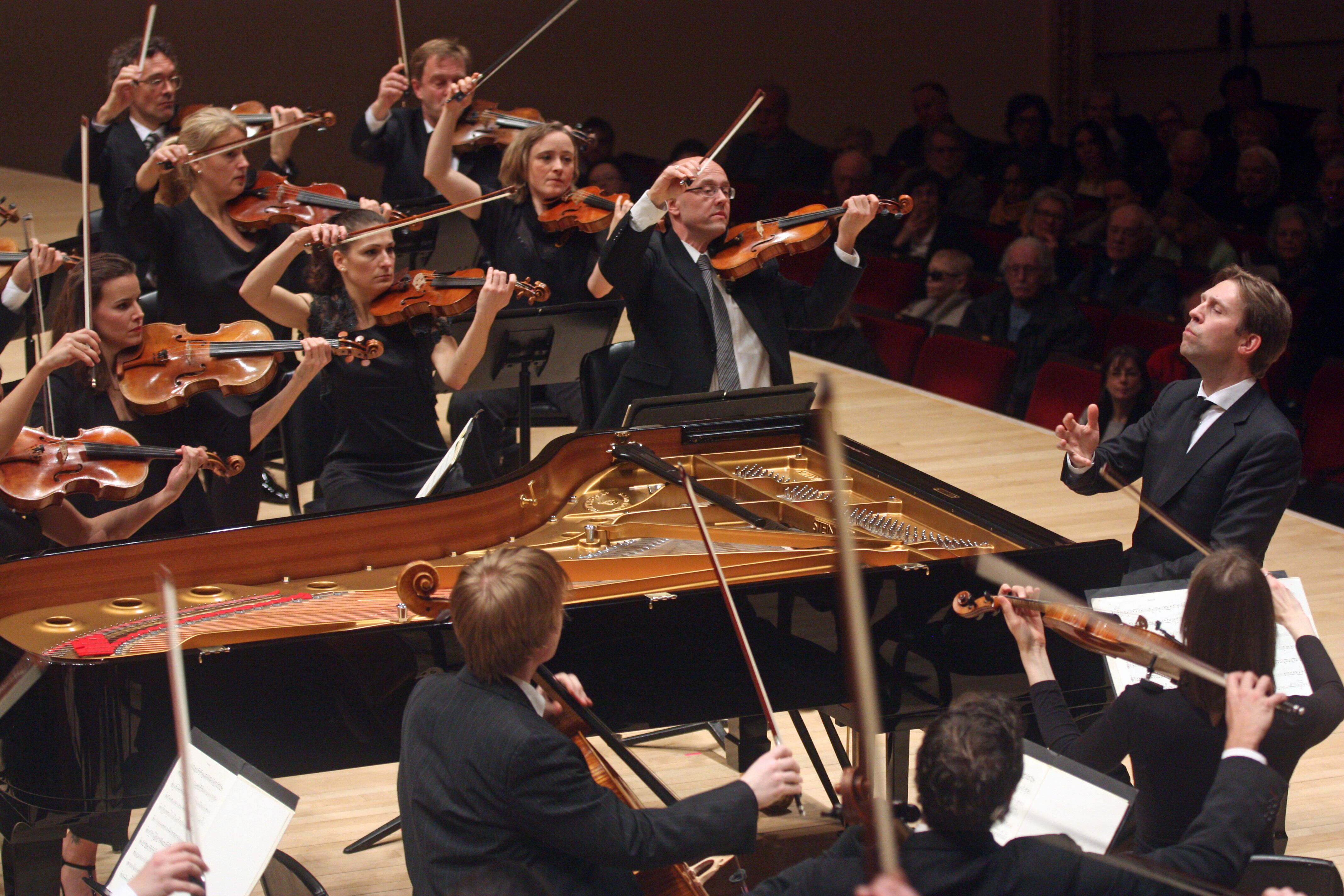 EL pianista Leif Ove Andsnes dirigiendo la orquesta de Mahler Chamber en febrero de 2015