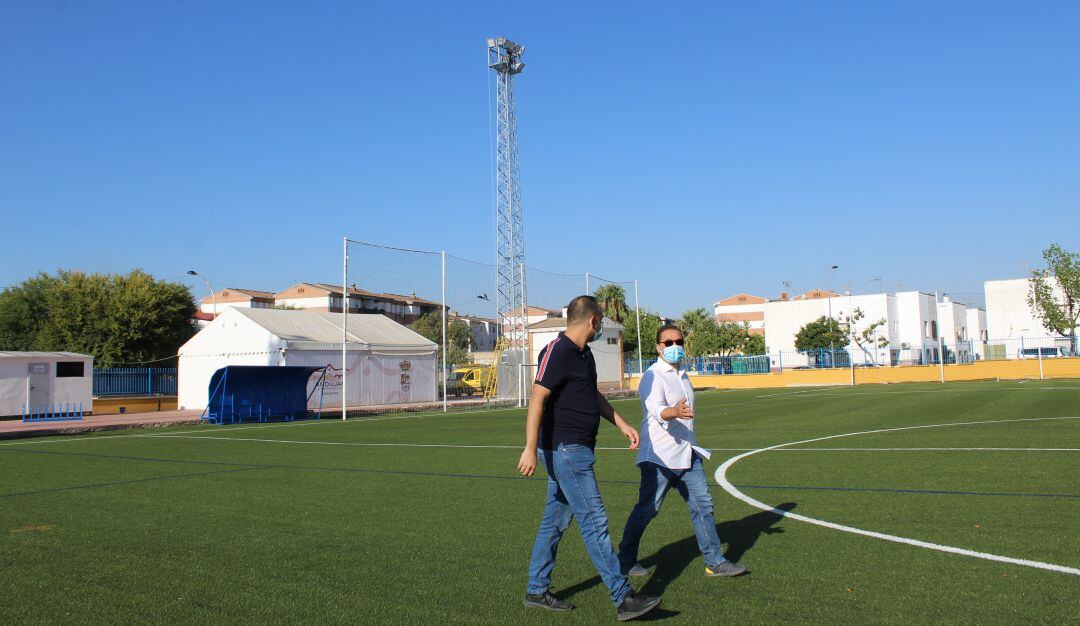 José Antonio Oria y Paco Huertas visitando el campo de fútbol Puerta de Madrid.