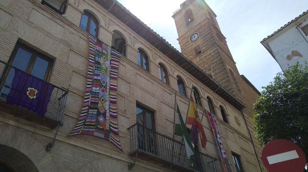 Fachada del ayuntamiento de Cazorla decorada con los tapices y banderas de ganchillo