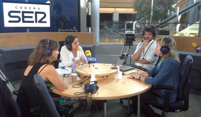 Pepa Bueno conversa -de izquierda a derecha- con Iratxe García Pérez (APSD), Ernest Urtasun (ICV) y Pilar del Castillo (PP) en un programa especial de &#039;Hoy por Hoy&#039; desde el Parlamento Europeo en Estrasburgo.