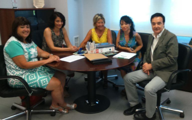 Virtudes Carrasco, vicepresidenta de la Plataforma; Isabel Delgado y Lola Dorado (vocales); Carmen Núñez, directora general de Políticas Sociales, Infancia y Familia; Jesús Gumiel, presidente de la Plataforma.