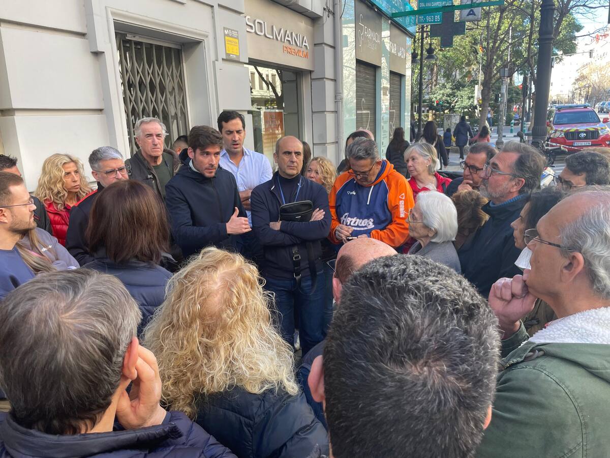 Extinguido el incendio del bingo de la calle Pintor Benedito en València