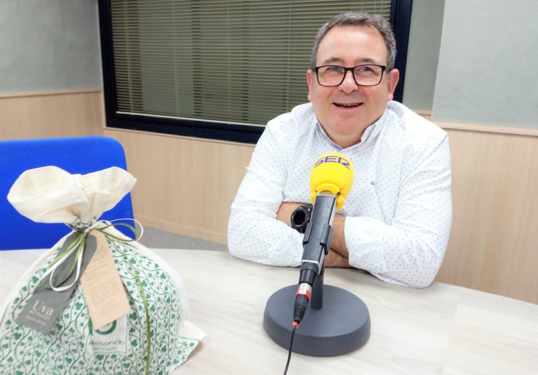 Raúl Asencio en el estudio de Radio Elda SER junto a su última creación: edición limitada, variedad Uva embolsada del Vinalopó D.O y chocolate Maridofolo