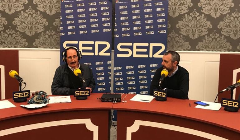 Manolo Molés, a la izquierda de la imagen, junto a Paco García en las tertulias taurinas de Radio Sevilla desde el Hotel Gran Meliá Colón