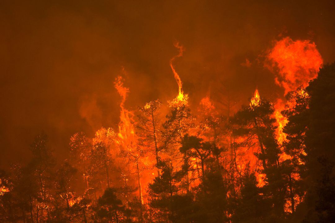 Imagen del incendio que afecta a la isla griega de Eubea, el pasado sábado.