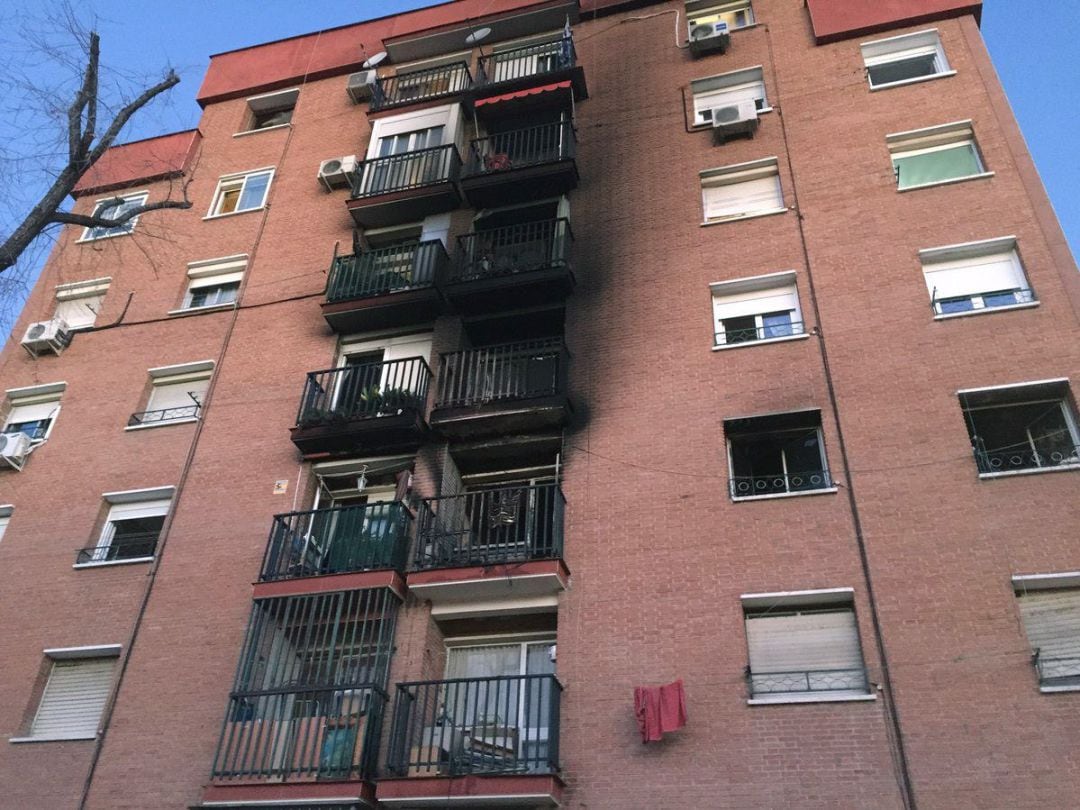 Un hombre ha muerto y tres personas han resultado heridas grave en un incendio originado esta mañana en el tercer piso de una vivienda ubicada en la Ronda Sur en Puente de Vallecas