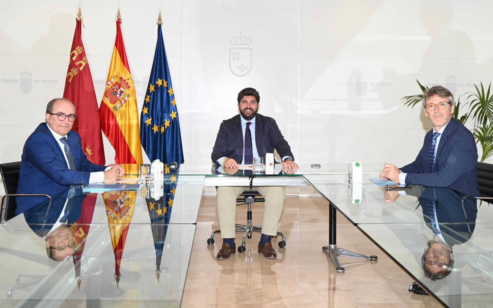 El presidente del Gobierno de la Región de Murcia, Fernando López Miras, se reunió hoy en San Esteban con Jorge Jiménez Molina, director general de Viewnext, empresa perteneciente al grupo IBM. En la reunión estuvo acompañado por el consejero Luis Alberto