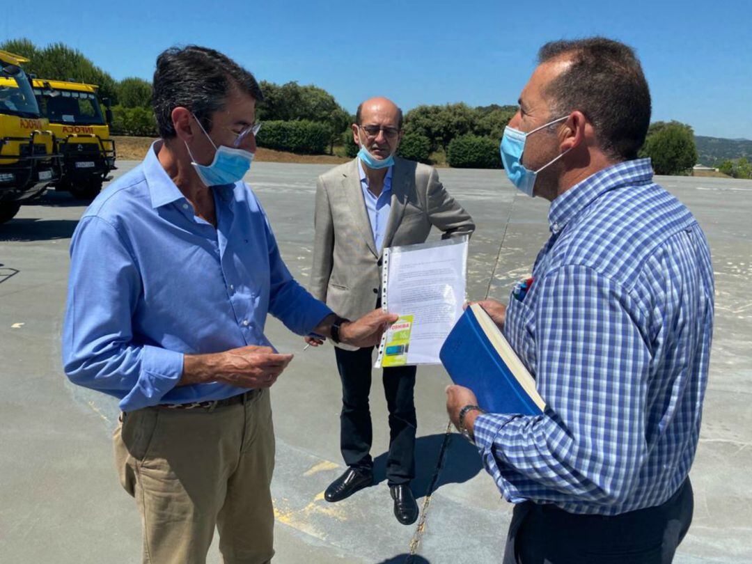 Fernando Fernández Tapia entrega el informe al concejal de Medio Ambiente, Juan Carlos González 