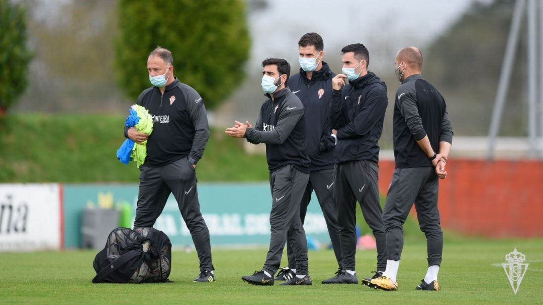 El entrenador del Sporting, David Gallego, junto a su cuerpo técnico. 