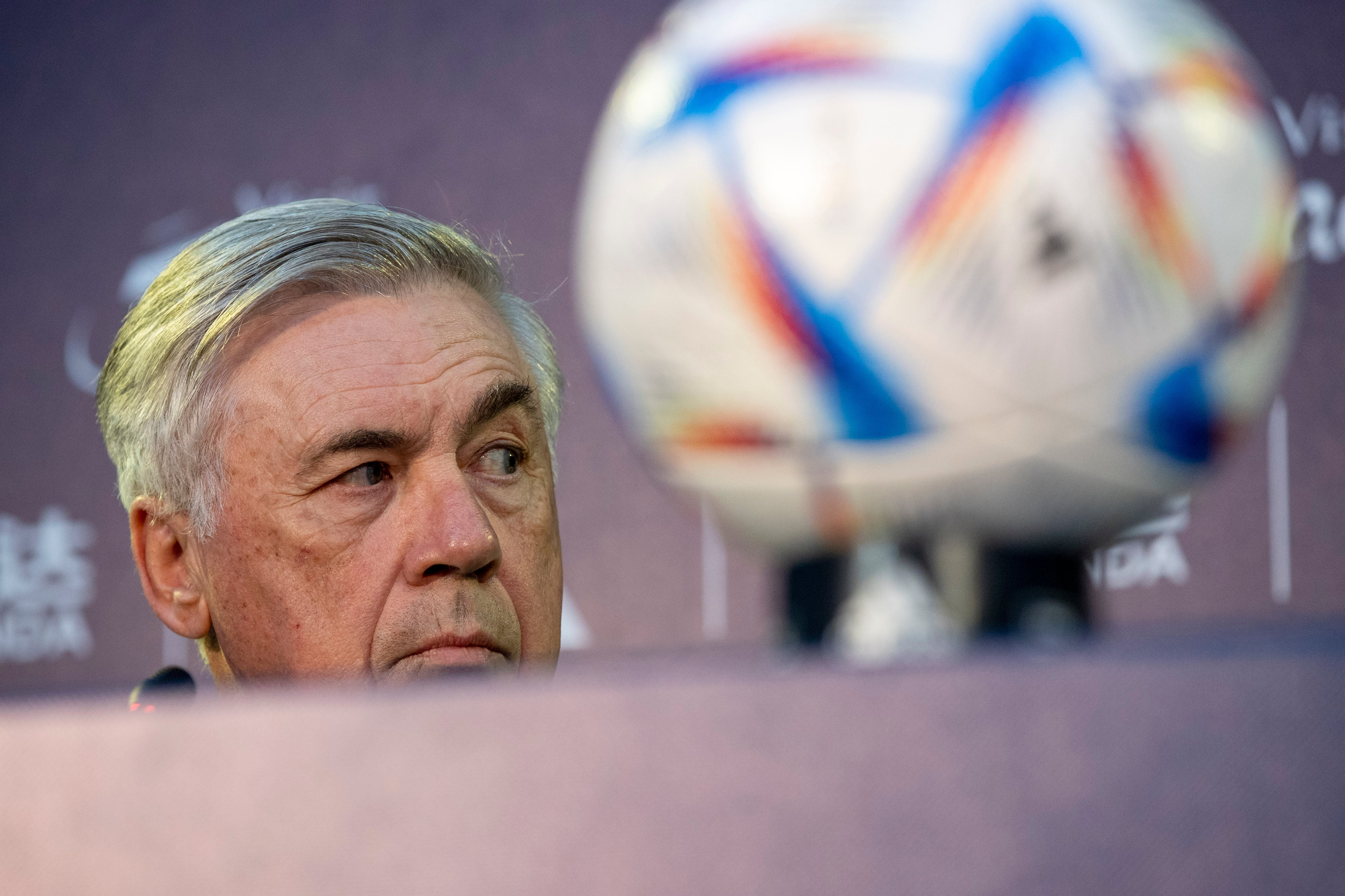 El entrenador del Real Madrid Carlo Ancelotti durante la rueda de prensa oficial ofrecida este viernes en el estadio Moulay Abdellah de Rabat