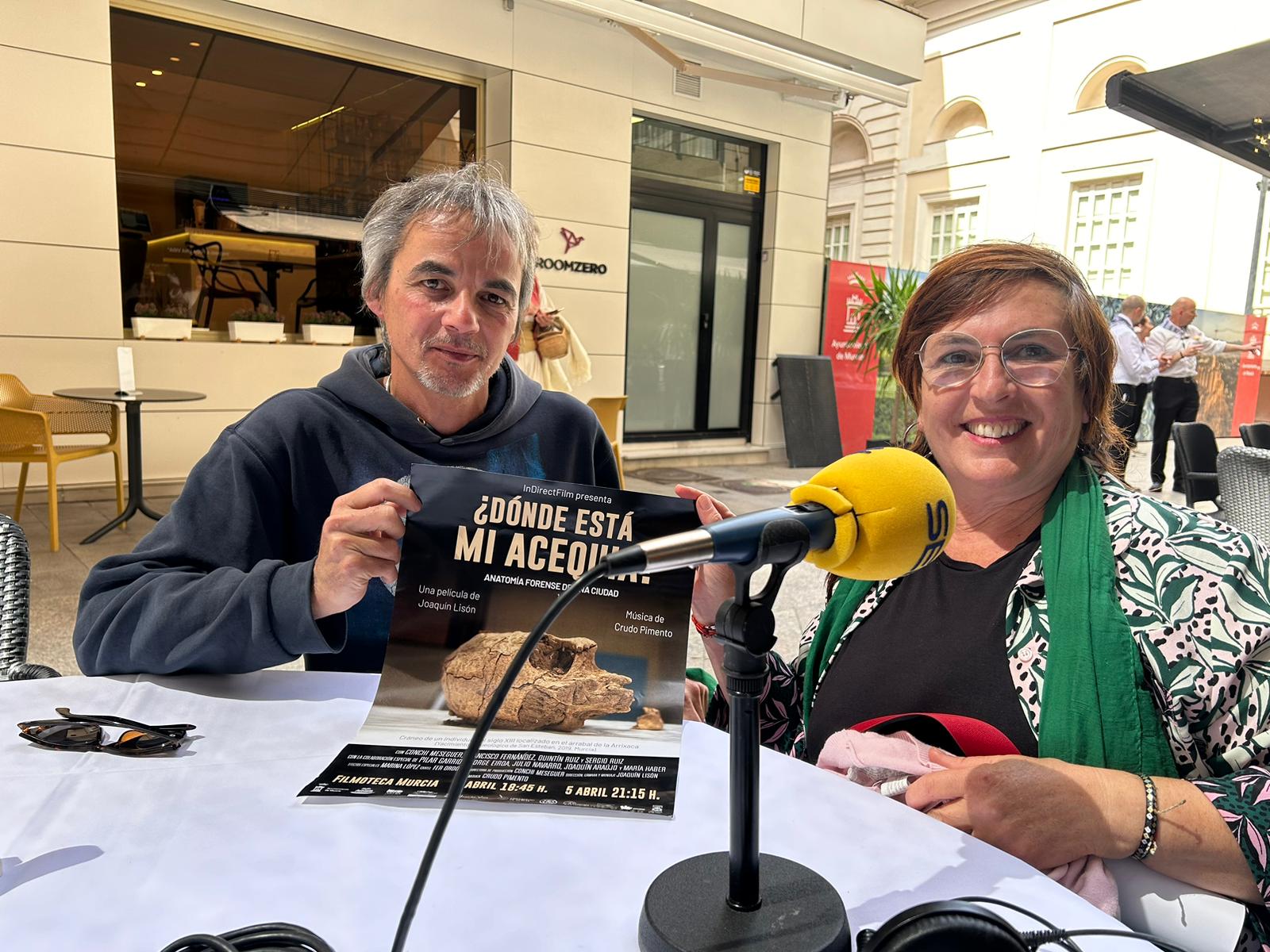 Joaquin Lisón, director de la película documental ¿Dónde está mi acequia? y Conchi Meseguer, directora de producción, tras la entrevista en Hoy por hoy Murcia.