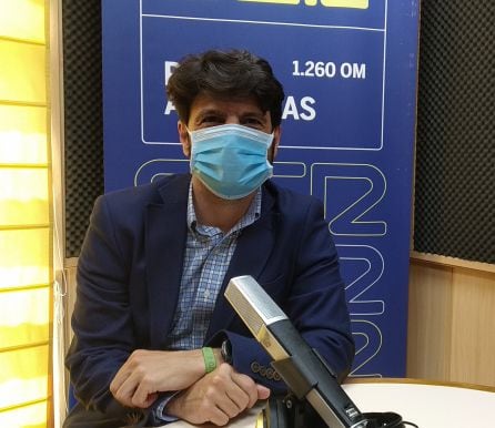 El concejal de Mercados del Ayuntamiento de Algeciras, Sergio Pelayo, durante su estancia en los estudios de Radio Algeciras.