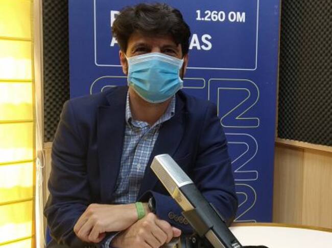 El concejal de Mercados del Ayuntamiento de Algeciras, Sergio Pelayo, durante su estancia en los estudios de Radio Algeciras.