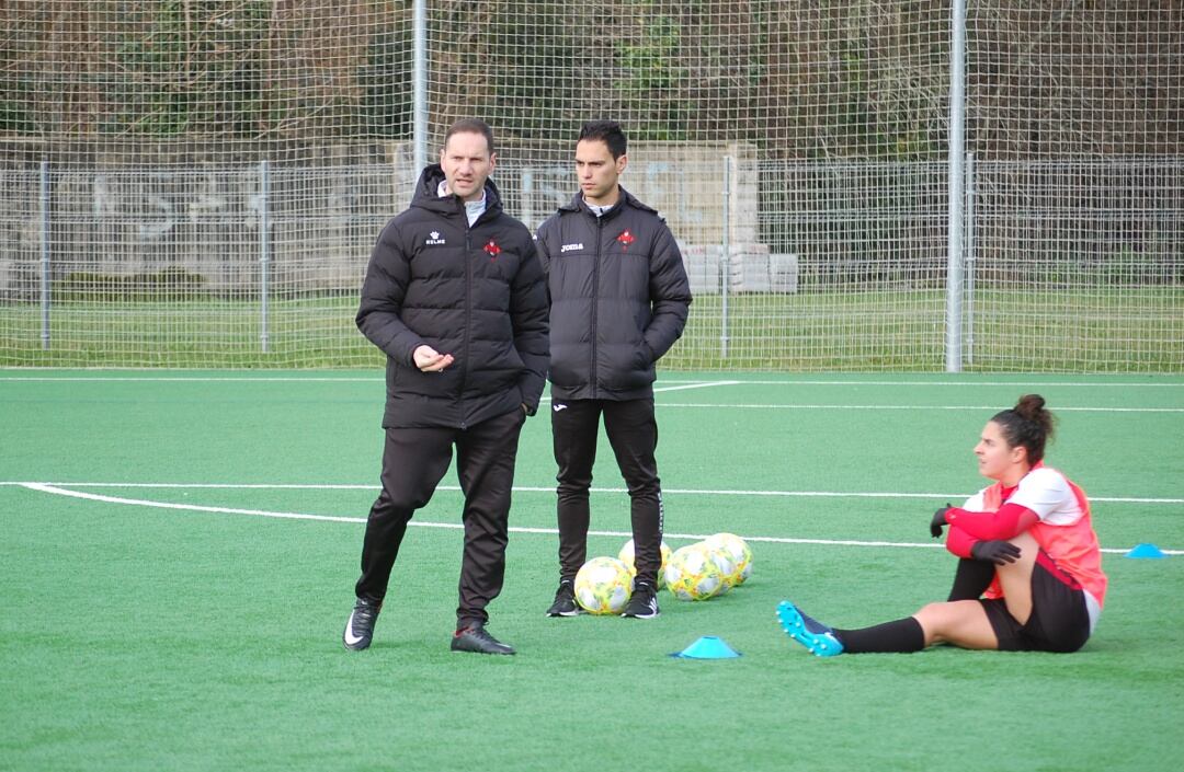 Chivi García, entrenador del Victoria, durante un entrenamiento en Santa Isabel