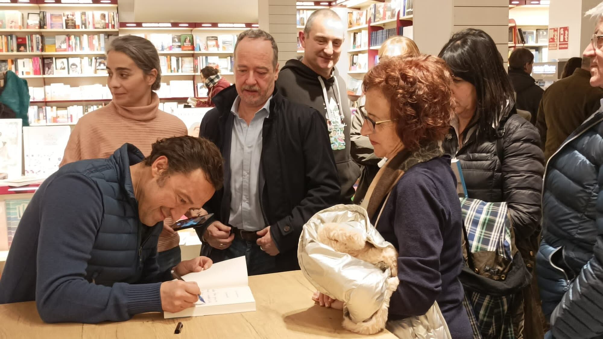 José Antonio Ponseti firmando ejemplares de su libro en Huesca