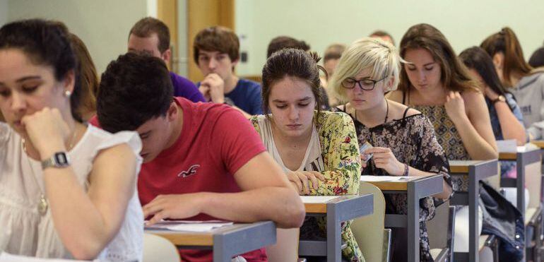 Varios estudiantes realizan uno de los exámenes de la prueba de Selectividad