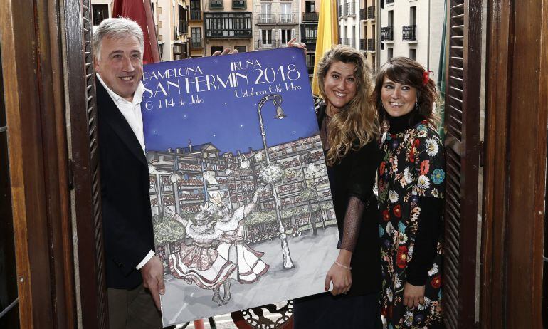 La pamplonesa Adriana Eransus posa con el alcalde Asiron, y la concejal Beloki, con su cartel titulado "Pamplona, ciudad de luces"