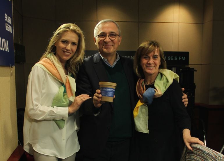 Judit Mascó, Javier Sardà y Gemma Nierga en los estudios de Radio Barcelona presentando el pañuelo solidario contra el cáncer de mujer