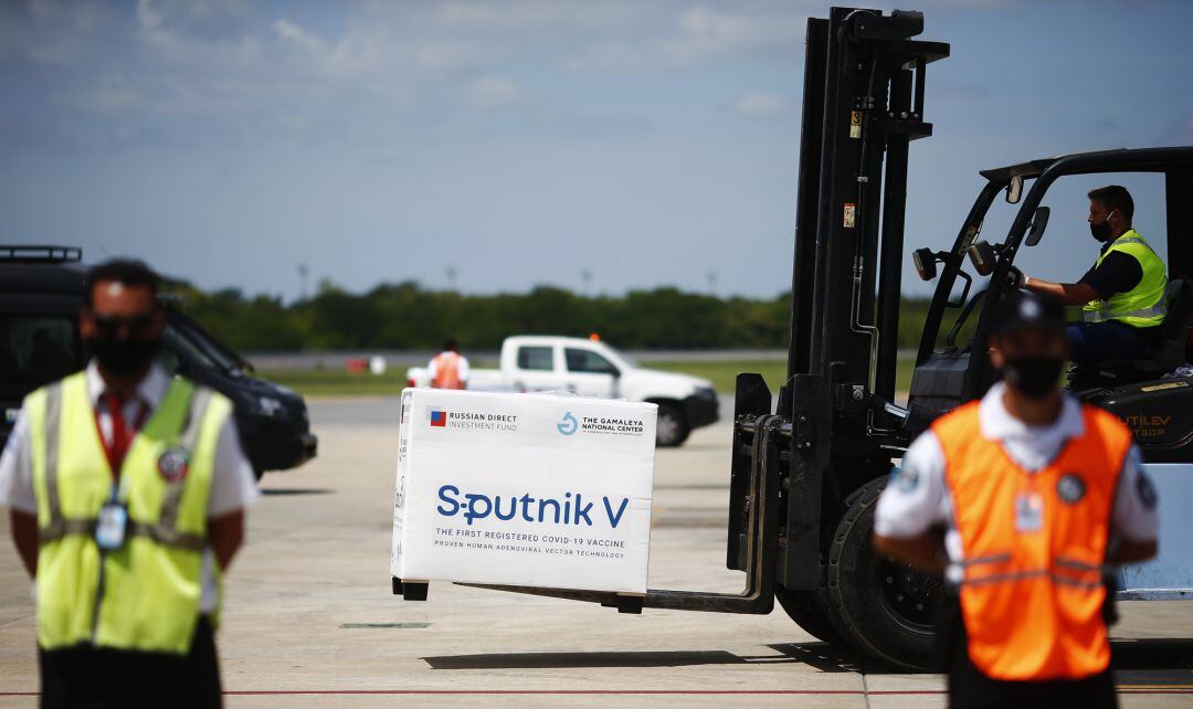 Operarios del aeropuerto de Buenos Aires trasladan el primer envío de la vacuna rusa Sputnik a Argentina, el pasado 16 de enero.