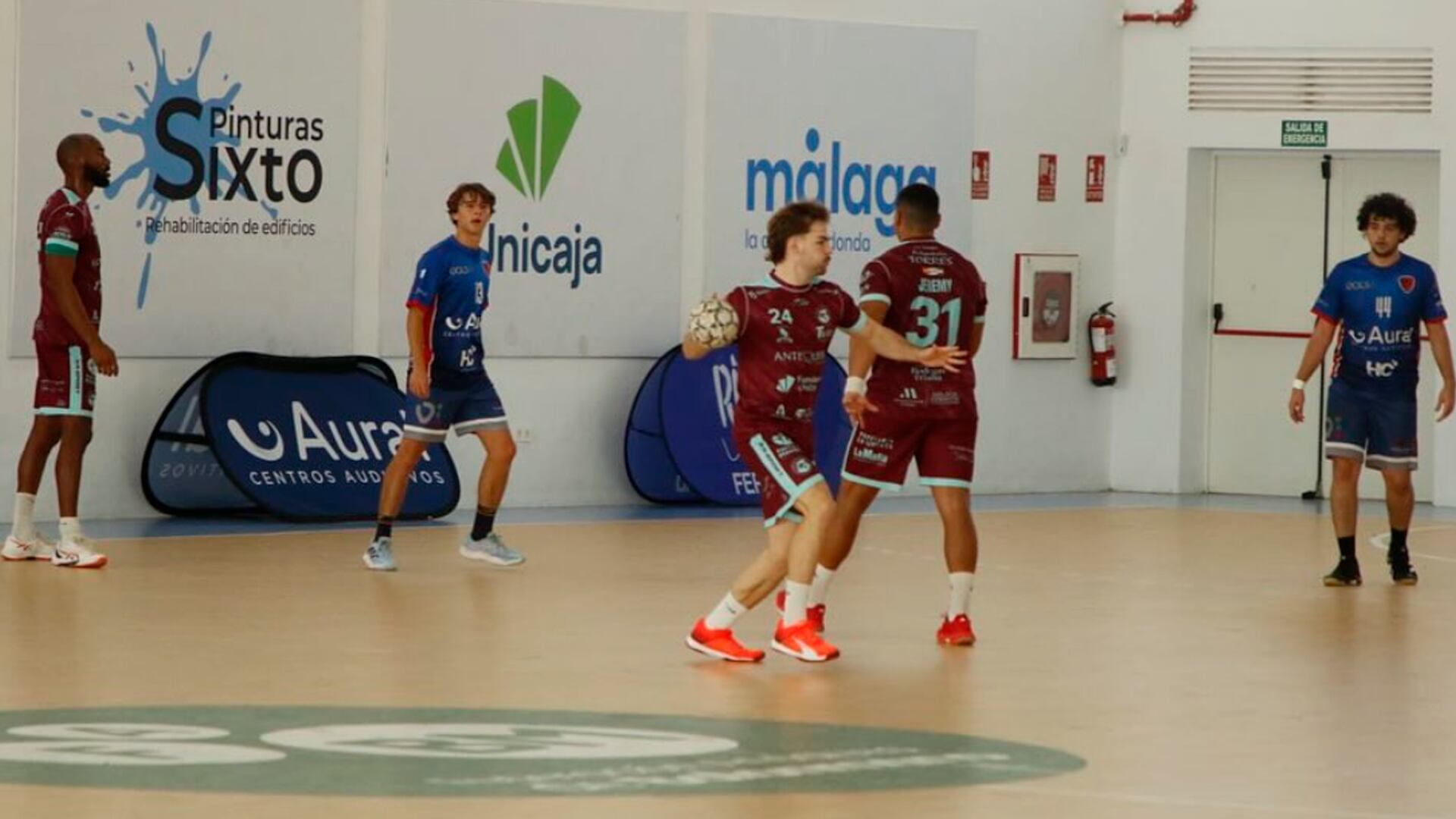 Loren Ruiz con la pelota en el BM Málaga - Dólmenes