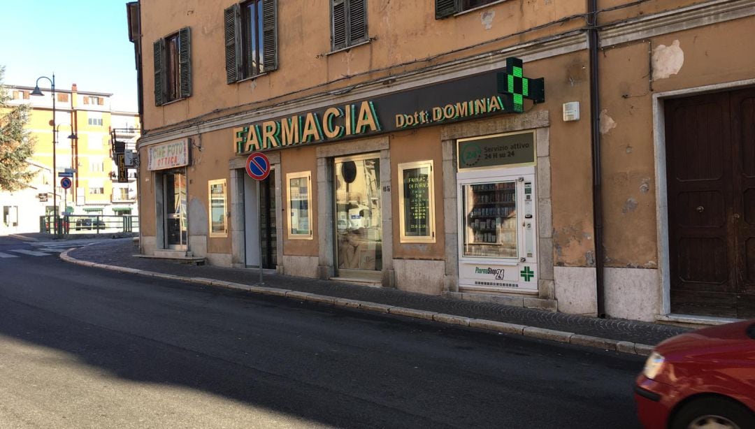 Vista exterior de la Farmacia del empresario Lucio Domina.