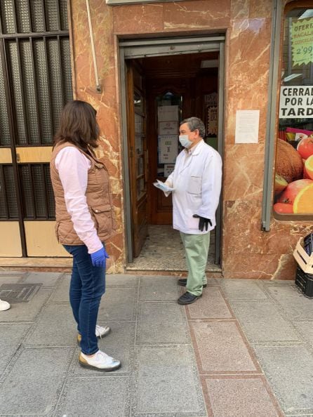 La alcaldesa entraga mascarillas a un comerciante en la calle General Fresneda