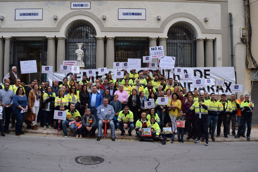 Gádor se moviliza por el mantenimiento de la fábrica de cemento.