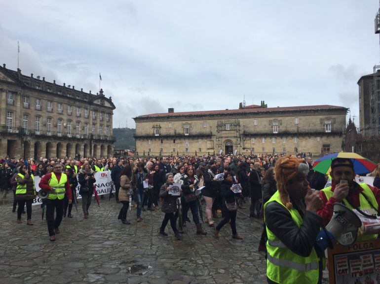 Los manifestantes, atravesando la Praza do Obradoiro, camino del parlamento
