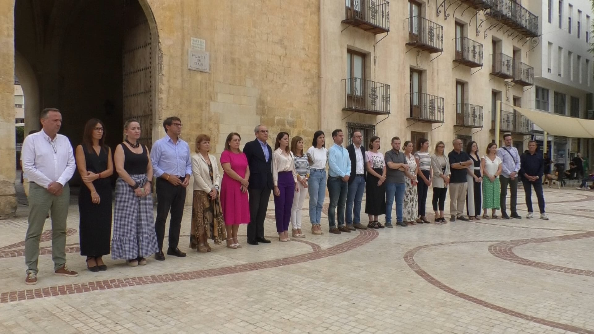 La corporación municipal del Ayuntamiento de Elche en el minuto de silencio por los crímenes machistas de Orihuela y Castelló.