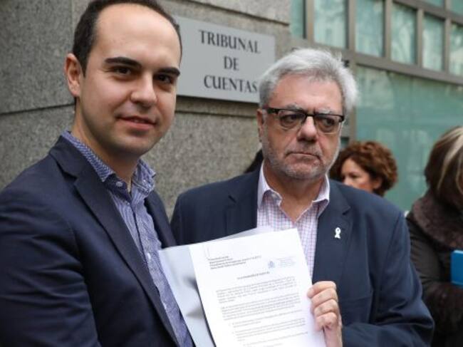 José Manuel Calvo, delegado de desarrollo urbano sostenible y Francisco López, consejero delegado de la EMVS, presentando la demanda contra la venta de vivienda pública
