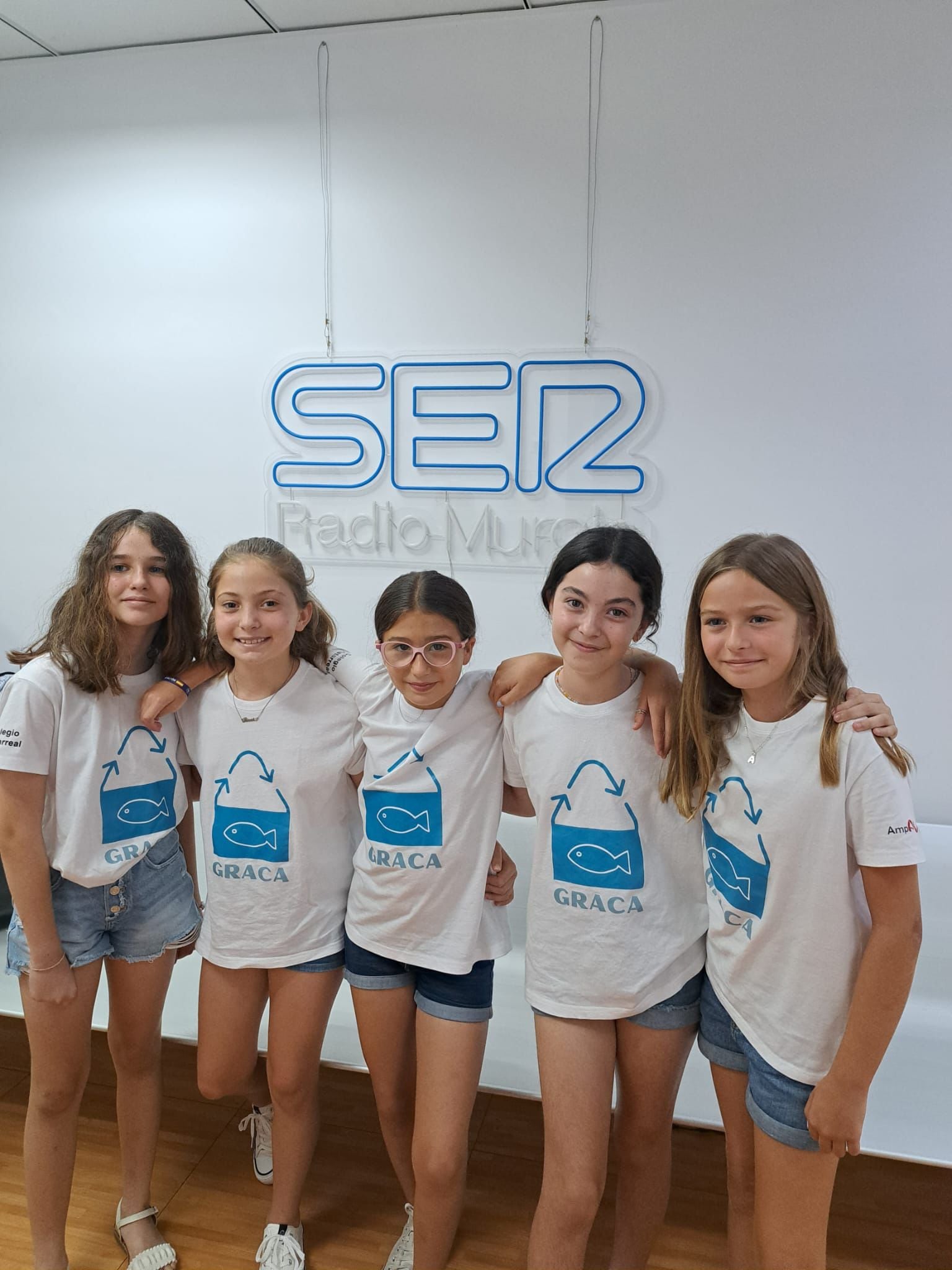 Alicia, Rocío, Carmen, Griselda y Alicia, componentes del equipo TechnovationGirls, en un momento de su visita al programa Hoy por hoy Murcia