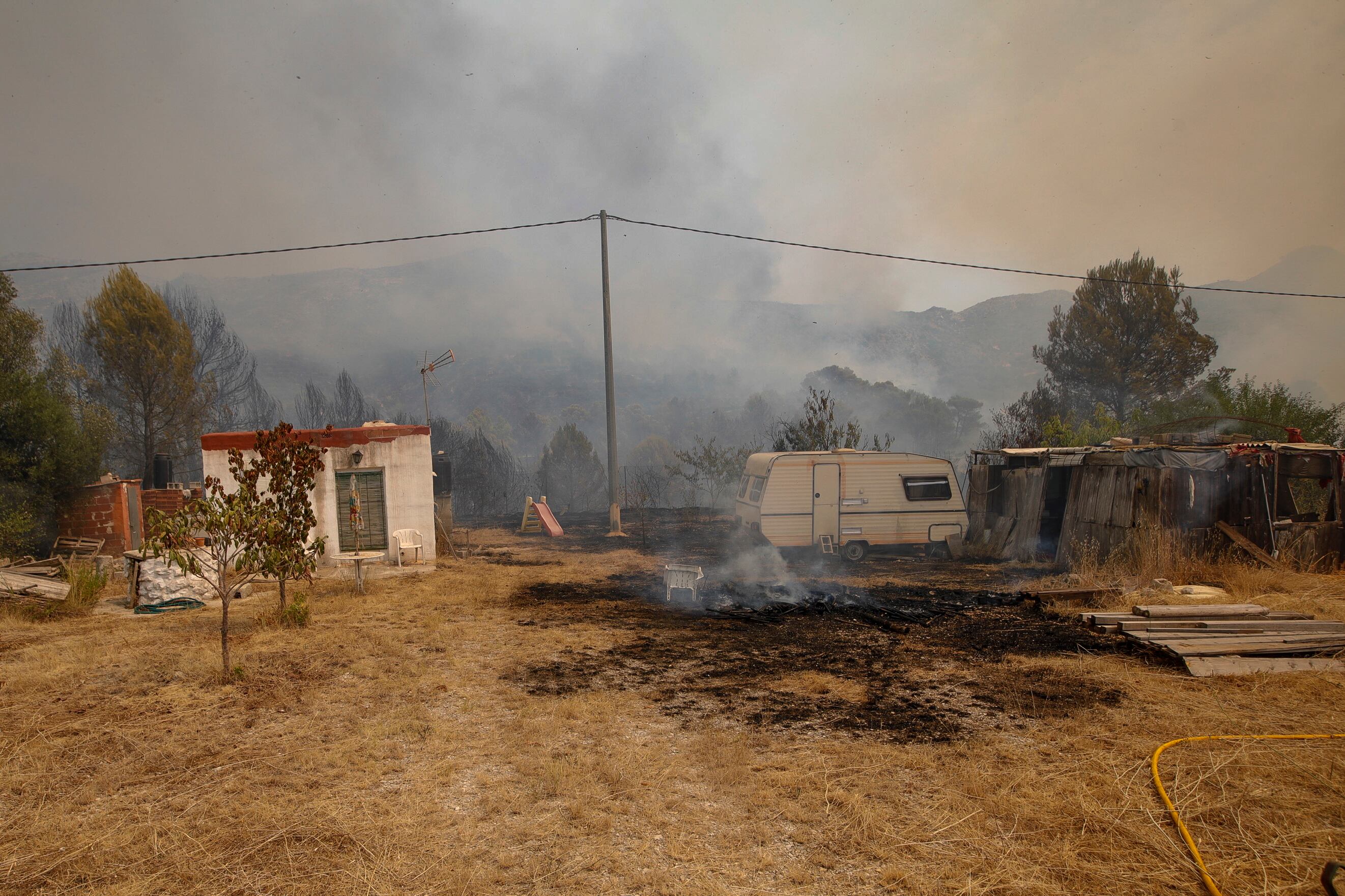 GRAFCVA7641. EBO (ALICANTE), 14/08/2022.- Una vivienda cuya parcela se ha visto afectada por el incendio forestal declarado en la en Vall d&#039;Ebo (Alicante) EFE/Natxo Frances