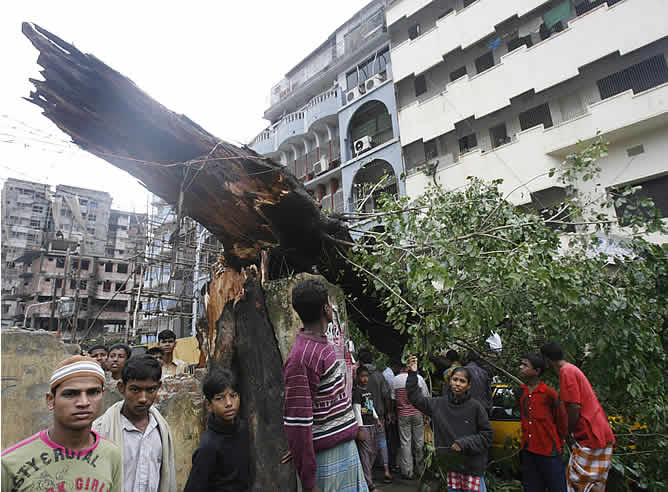 En la imagen, los destrozos del ciclón en Dhaka