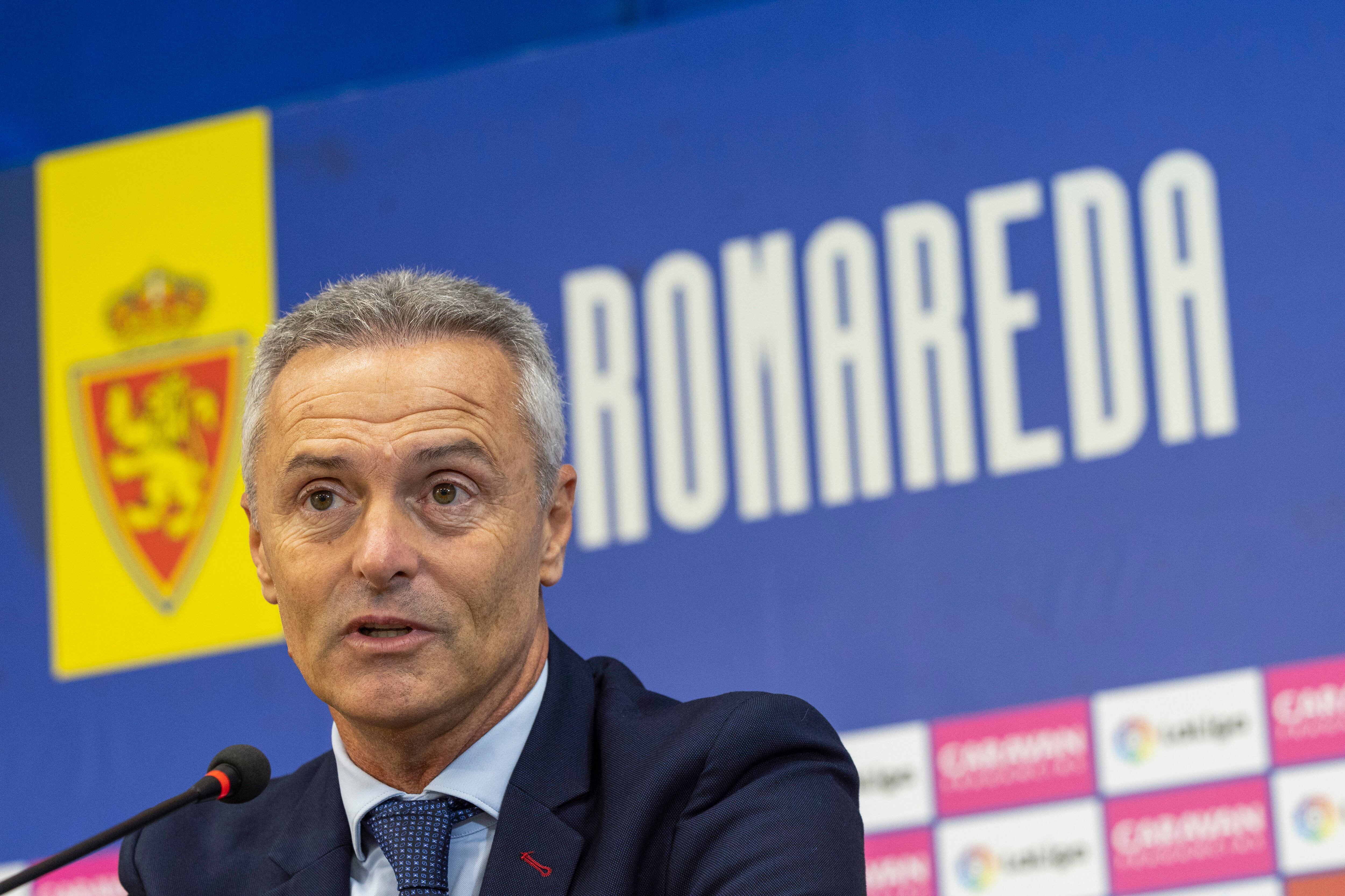 ZARAGOZA, 08/11/2022.- Fran Escribá es presentado como nuevo entrenador del Real Zaragoza durante una rueda de prensa celebrada este martes en el estadio de La Romareda, en Zaragoza. Escribá ha señalado que cuando le explicaron el proyecto de la nueva propiedad del club se sintió muy identificado con él. EFE/ Toni Galán
