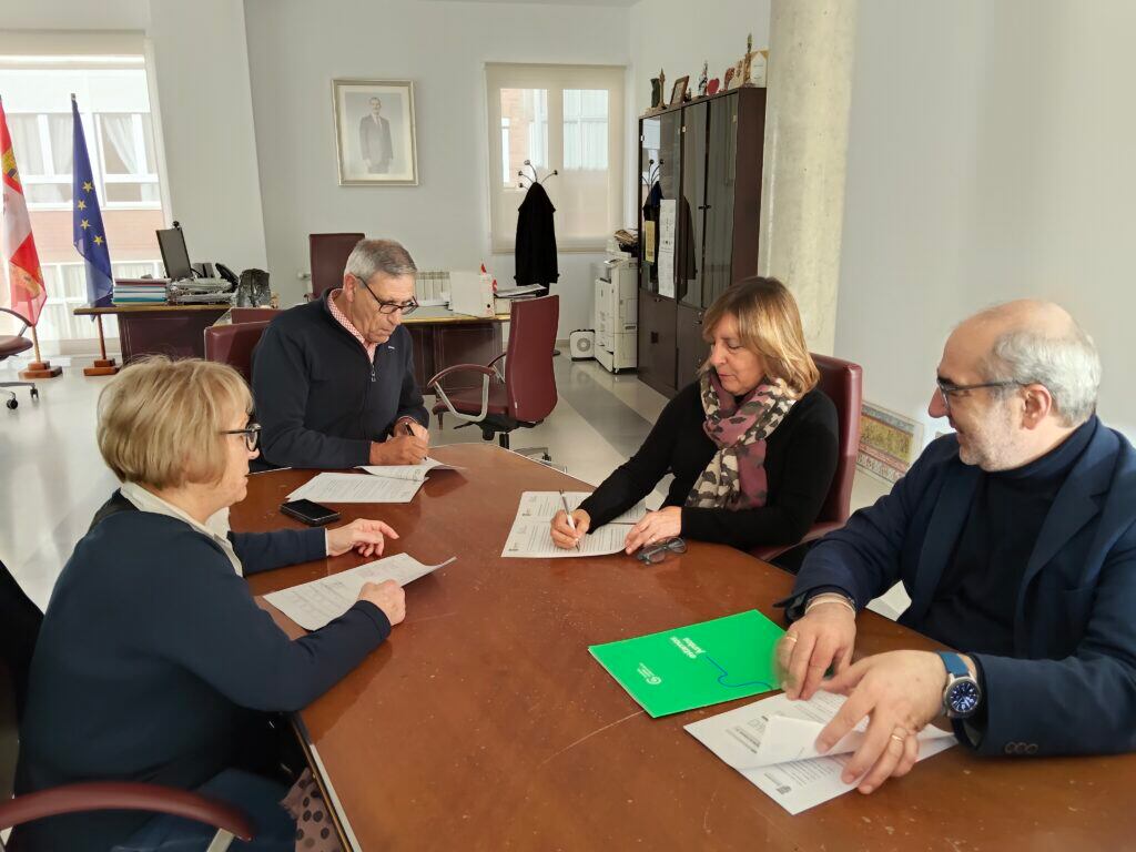 El Ayuntamiento de Guardo y AECC firman un convenio de colaboración para el año 2025