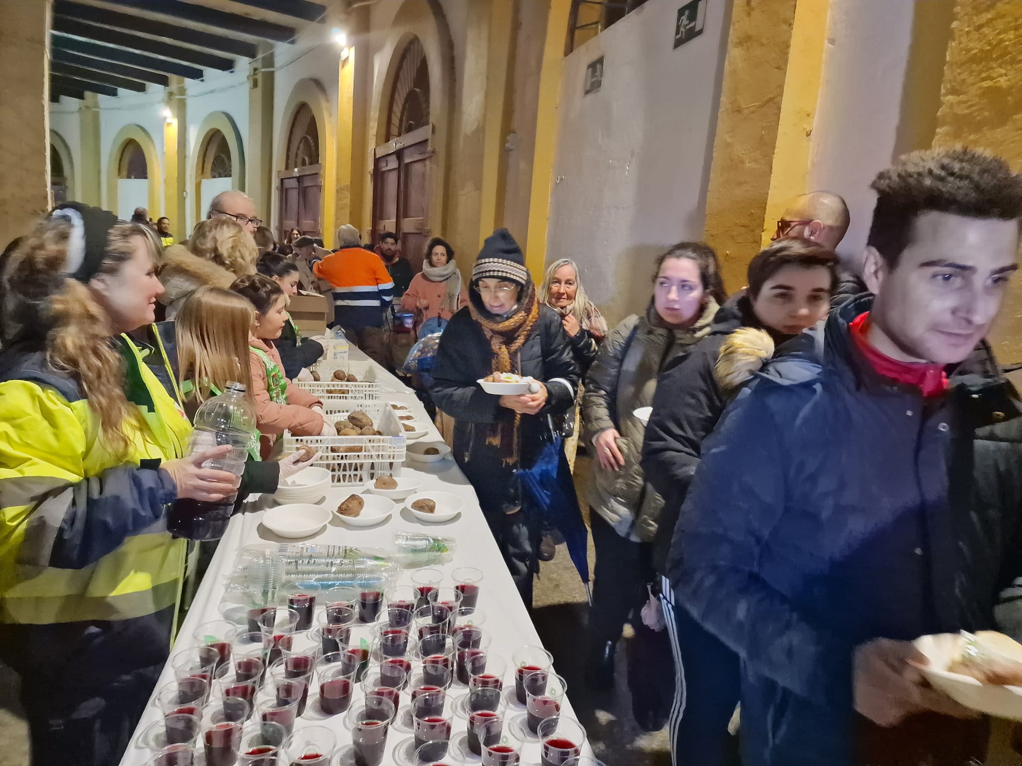 Reparto de patatas por San Vicente en la plaza de toros