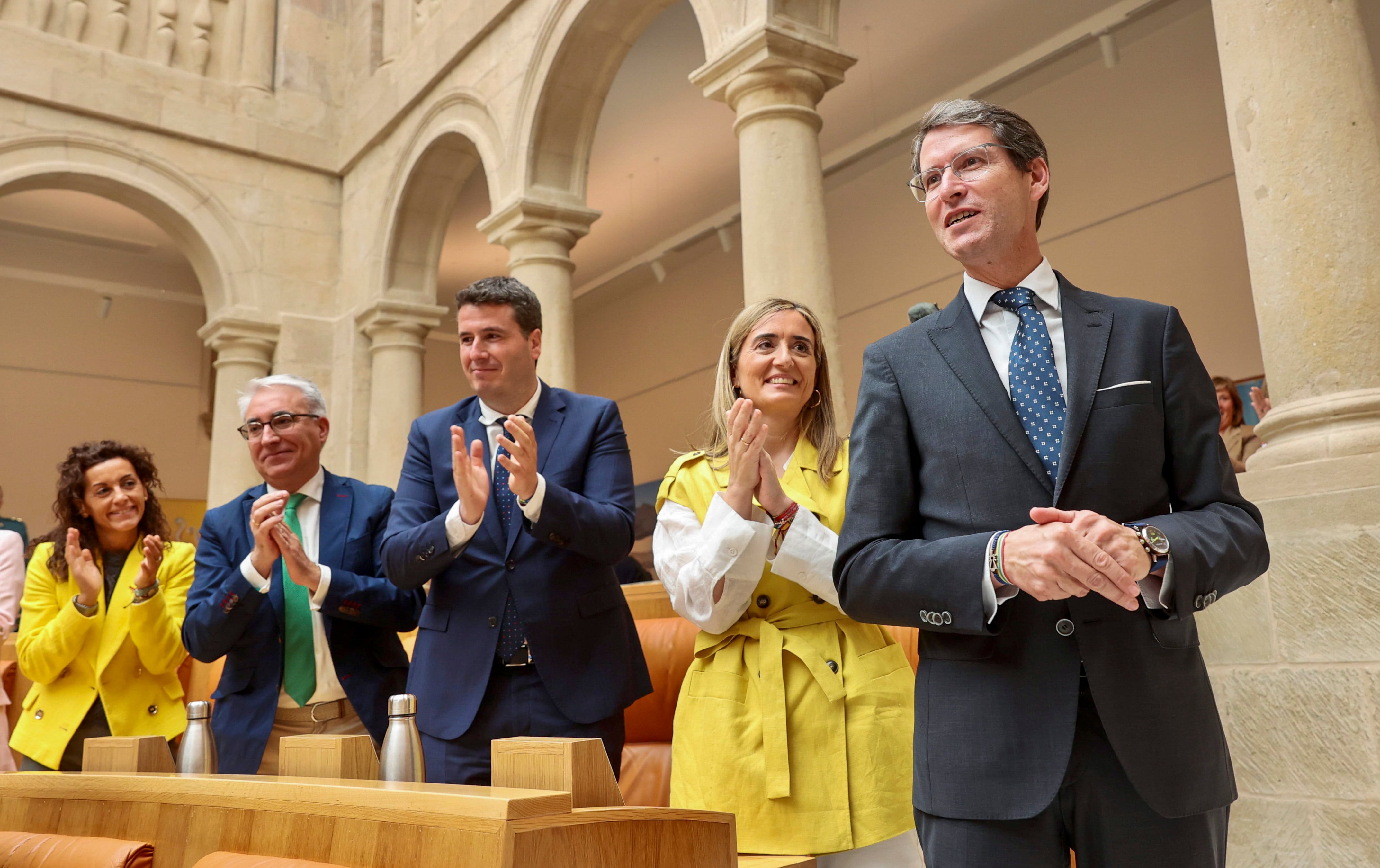 LOGROÑO, 28/06/2023.- El popular Gonzalo Capellán (d) es aplaudido tras ser elegido presidente del Gobierno de La Rioja gracias a la mayoría absoluta del PP en el Parlamento regional, con 17 diputados, este miércoles en Logroño. EFE/Raquel Manzanares
