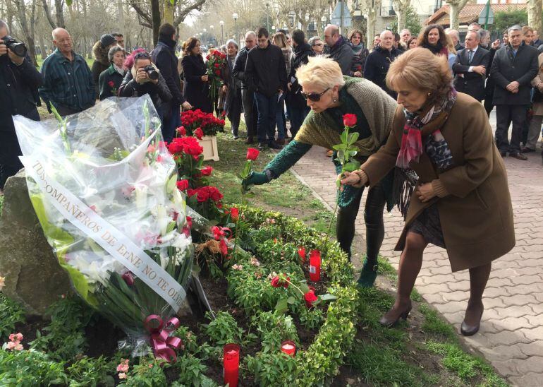 Natividad Rodríguez y Begoña Elorza durante la ofrenda floral 