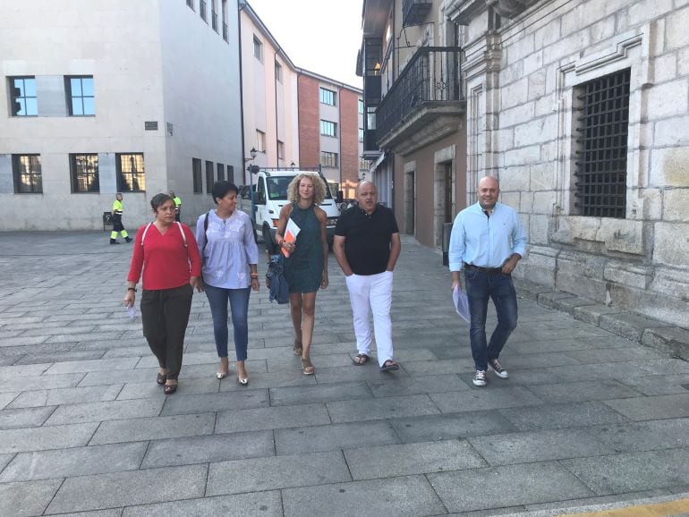 Los concejales llegaron juntos al ayuntamiento 