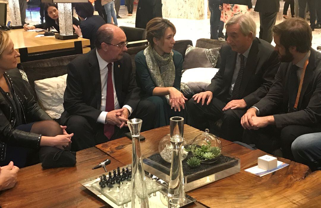 El presidente de Aragón junto al Secretariio de Estado y el embajador