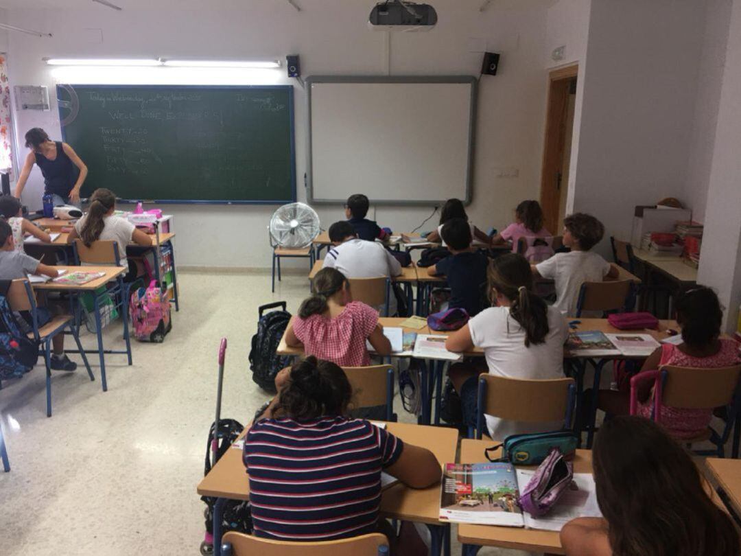 Alumnos estudiando en el aula de un centro de Canarias.