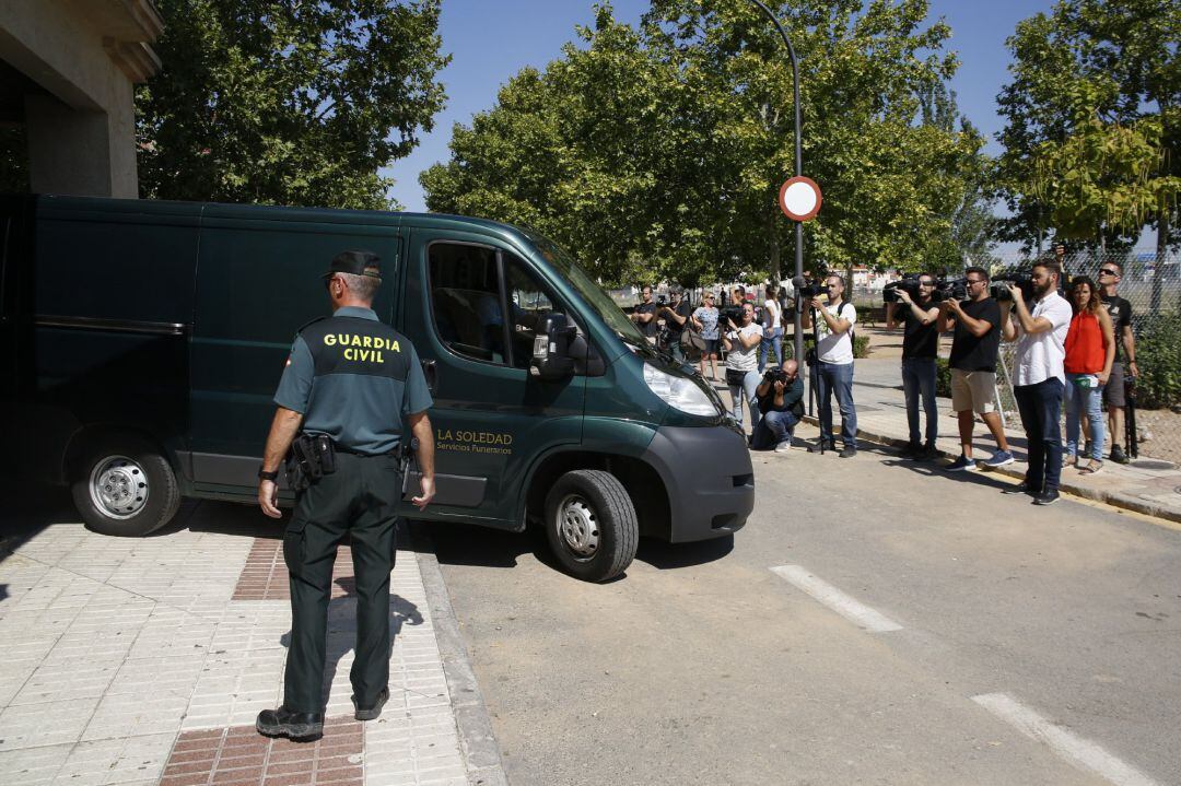 El cadáver de Nuria, traladado al Instituto de Medicina Legal