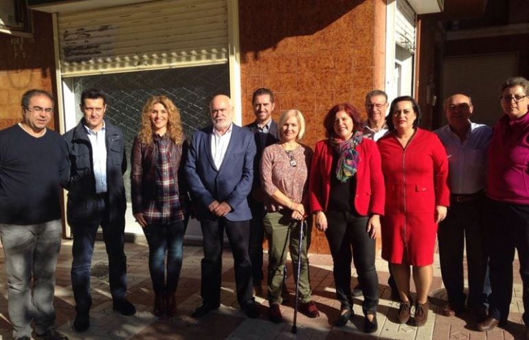 Candidatos del PSOE de Granada a las Cortes Generales y emigrantes retornados tras una reunión este 1 de noviembre de 2015