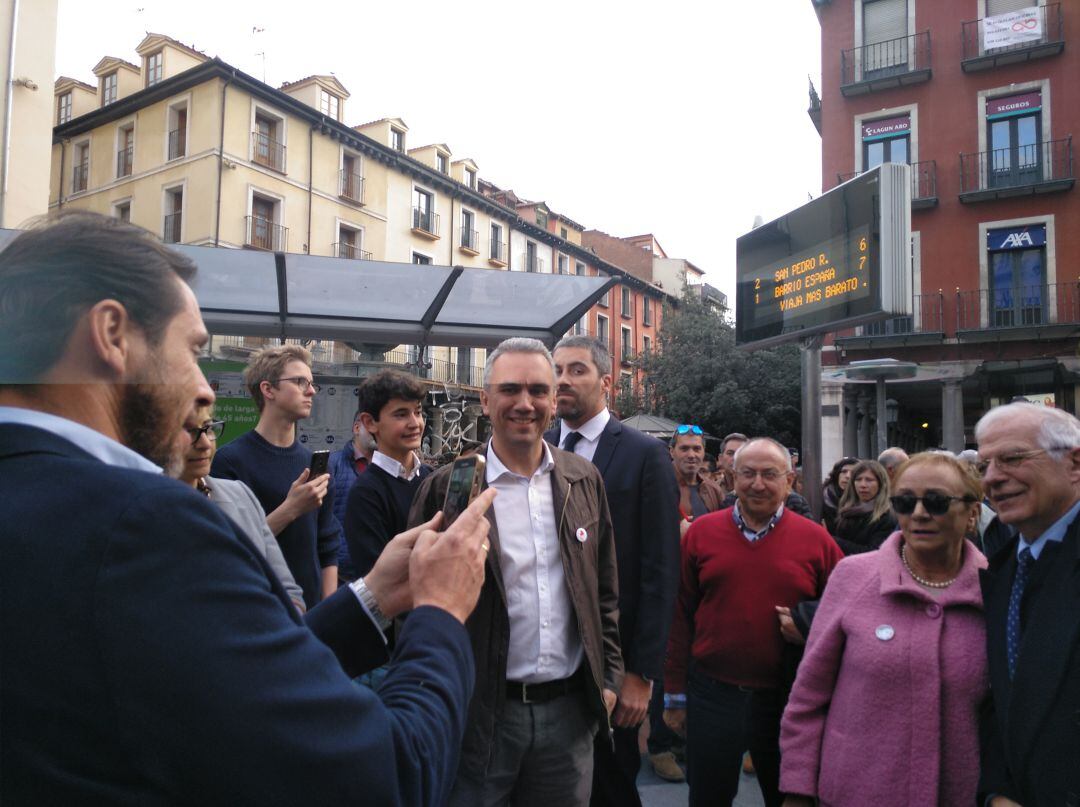 Óscar Puente fotografía a una simpatizante que se acercó a Josep Borrell en la plaza Fuente Dorada