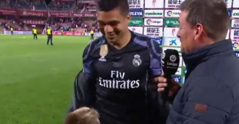 Imagen del momento en el que un niño le pide la camiseta a Casemiro