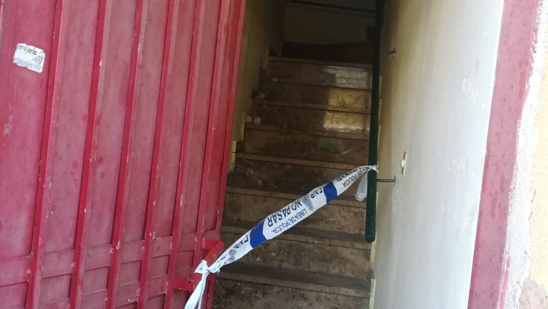 Puerta de acceso al local incendiado en Elda