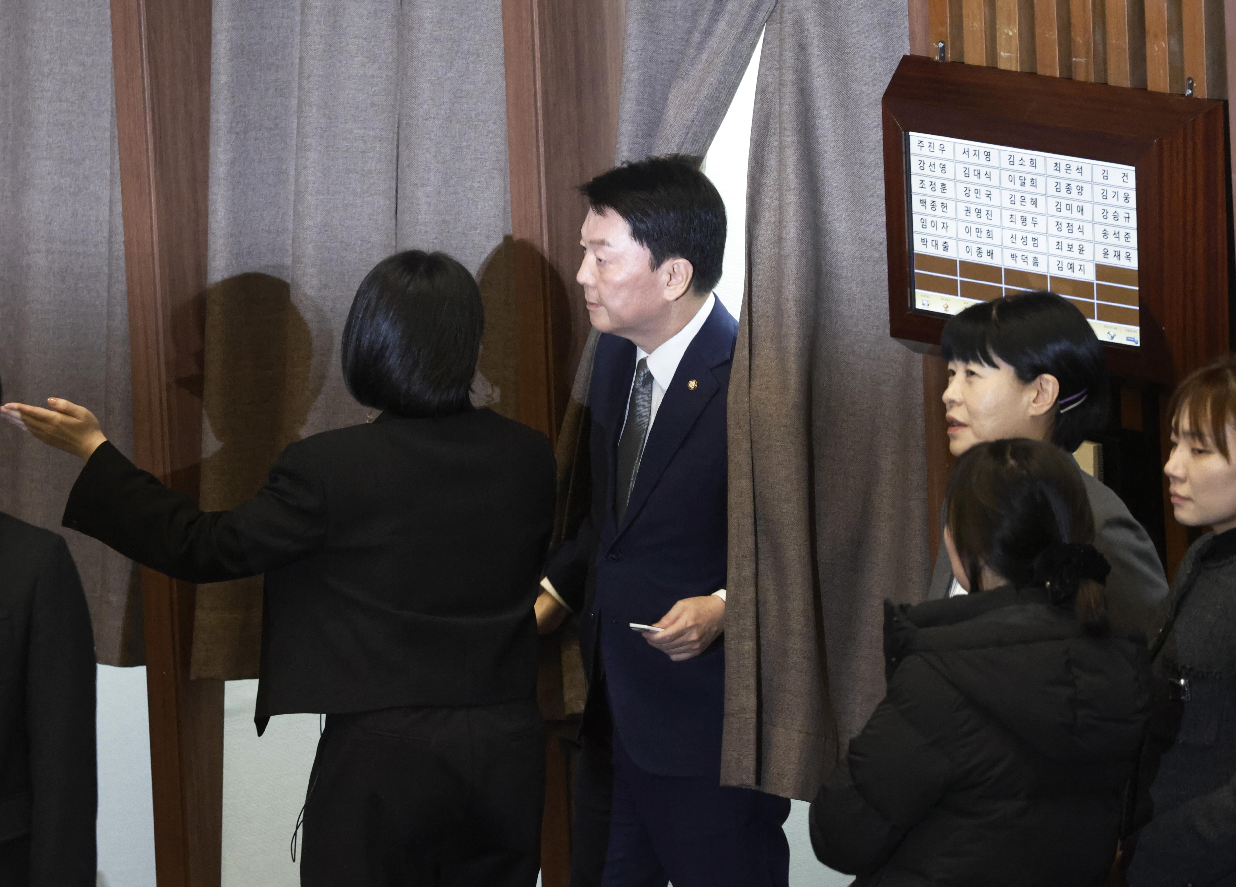 El presidente surecoreano, Yoon Suk-yeol, en la asamblea nacional.